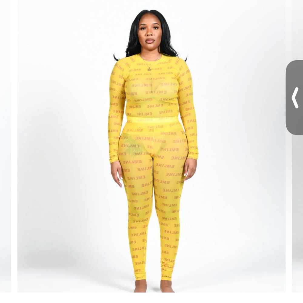 I’m selling this two piece